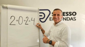 O Pedro Ruivo apresenta a fórmula 2+0+2+4 em flipchart, no escritório da Sucesso em Vendas.